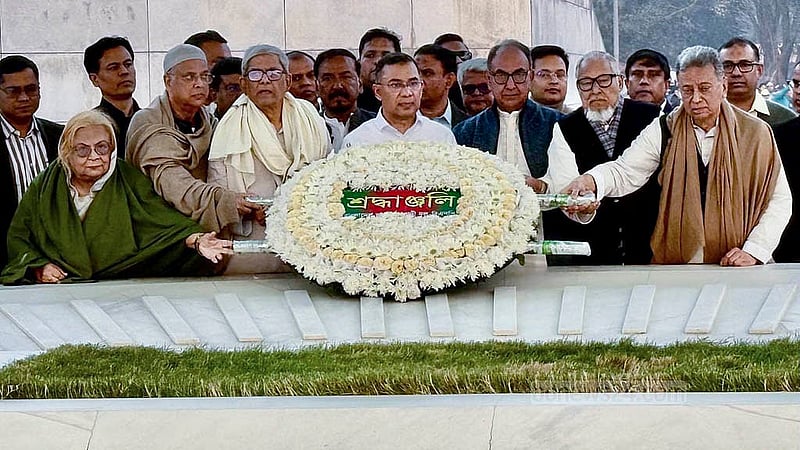 দেড় যুগের নির্বাসন কাটিয়ে দেশে ফেরার পরের দিন শুক্রবার শেরেবাংলা নগরে বাবার কবরে শ্রদ্ধা নিবেদন করেন বিএনপির ভারপ্রাপ্ত চেয়ারম্যান তারেক রহমান