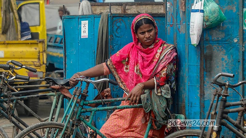 রাজধানীর জুরাইনে বাসাবাড়ির বর্জ্য আনার কাজ করেন মুন্নি নামের এ নারী। তবে একই কাজ করা পুরুষ সহযোগীর চেয়ে মজুরি পান কম