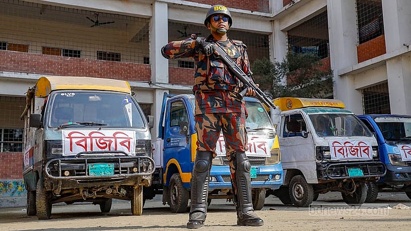 ভোট উপলক্ষে আইনশৃঙ্খলা পরিস্থিতি নিয়ন্ত্রণে ঢাকার মুগদায় আইডিয়াল স্কুল অ্যান্ড কলেজ প্রাঙ্গণে বসেছে বিজিবি ক্যাম্প। ছবি: মাহমুদ জামান অভি