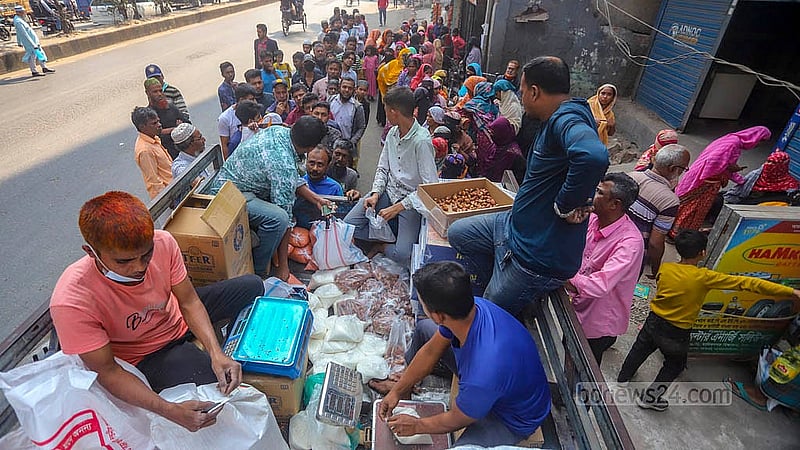 রাজধানীর মানিকনগরে টিসিবির পণ্য কিনতে মানুষের দীর্ঘ সারি। ছবি: আব্দুল্লাহ আল মমীন