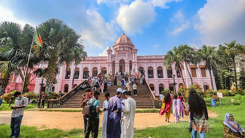 পুরান ঢাকার ঐতিহাসিক আহসান মঞ্জিল জাদুঘরে শুক্রবার ছিল দর্শনার্থীদের উপচেপড়া ভিড়। ছবি: আব্দুল্লাহ আল মমীন