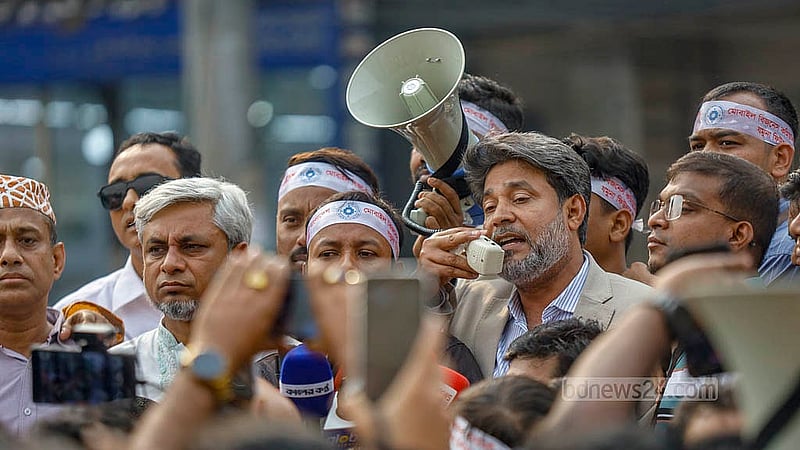 অননুমোদিত মোবাইল হ্যান্ডসেট বন্ধ করার সরকারি সিদ্ধান্তের প্রতিবাদে মঙ্গলবার দুপুরে ঢাকার যমুনা ফিউচার পার্কের সামনে সড়ক অবরোধ করেন মোবাইল হ্যান্ডসেট ব্যবসায়ী ও তাদের কর্মচারীরা
