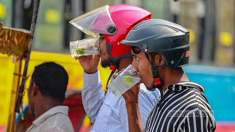 ১৮ এপ্রিল ২০২৪: গ্রীষ্মের টানা তাপপ্রবাহে পারদ চড়ছিল কয়েকদিন ধরে। অসহনীয় গরমে অতিষ্ঠ মানুষ সড়কে নেমে ক্লান্ত হয়ে পড়েন; গ্রীষ্মের তপ্ত দুপুরে তৃষ্ণা মেটাতে ঢাকার রামপুরায় শরবত পান করছিলেন দুই বাইক আরোহী। ছবি: মোস্তাফিজুর রহমান