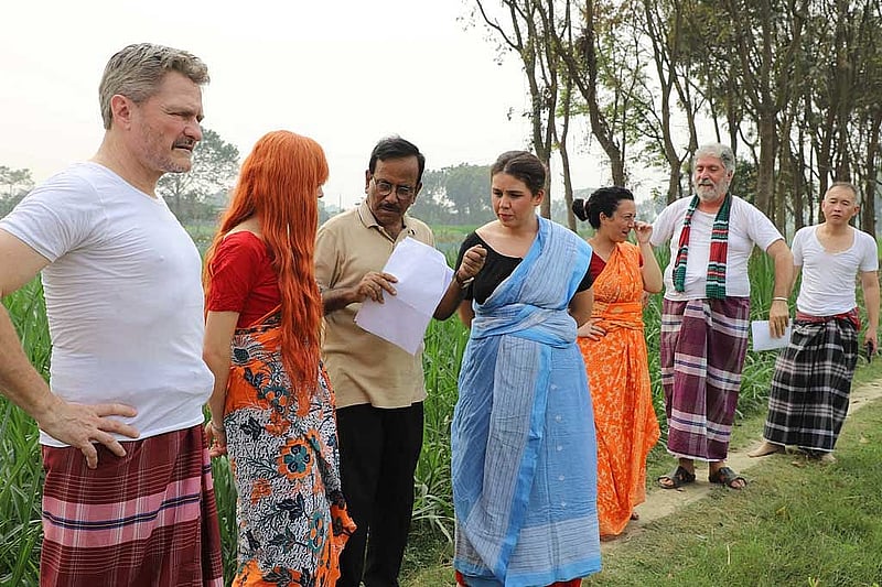 ইত্যাদিতে বিদেশিদের নিয়ে নির্মিত নাটকের দৃশ্য, ছবি: ফাগুন অডিও ভিশনের সৌজন্যে।