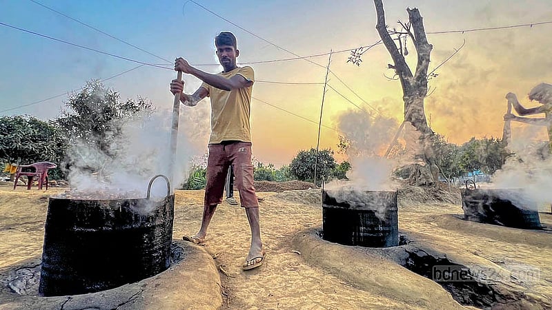 খাগড়াছড়ির রামগড়ের মাহবুবনগর এলাকায় মাটির চুলায় কাঁচা হলুদকে সেদ্ধ করা হচ্ছে। এরপর সেগুলো রোদে শুকানো হবে। ছবি: সমির মল্লিক