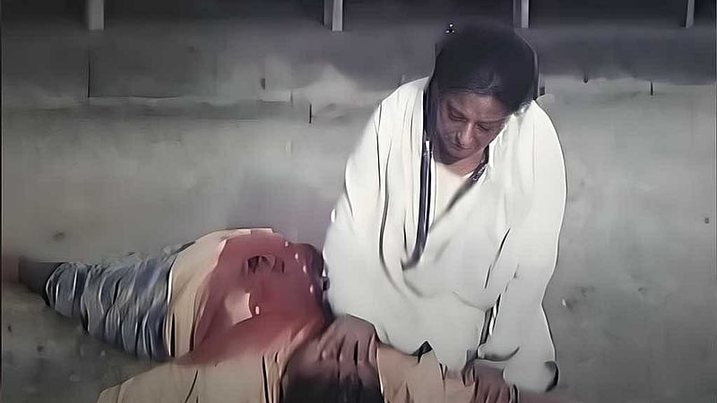 নিজের সন্তান রইছের জীবনের বিনিময়ে মুক্তিযোদ্ধাদের রক্ষা করার পর কান্নায় ভেঙে পড়ে সন্তানহারা মা বুড়ি।