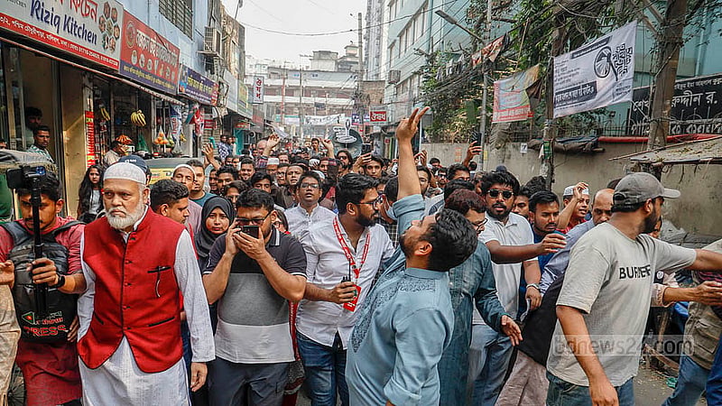 ঢাকা-১১ আসনের চৌধুরীপাড়া এলাকায় বুধবার দুপুরে গণসংযোগ করেন এ আসনের প্রার্থী মো. নাহিদ ইসলাম