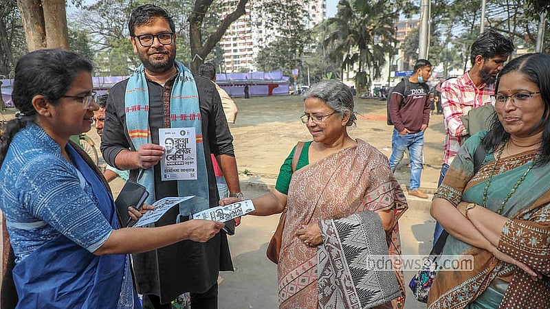 জাতীয় সংসদ নির্বাচনের প্রচার শুরুর প্রথম দিন বৃহস্পতিবার কেন্দ্রীয় শহীদ মিনার এলাকায় গণসংযোগ করেন ঢাকা-১২ আসনে গণসংহতি আন্দোলনের প্রার্থী তাসলিমা আখতার।