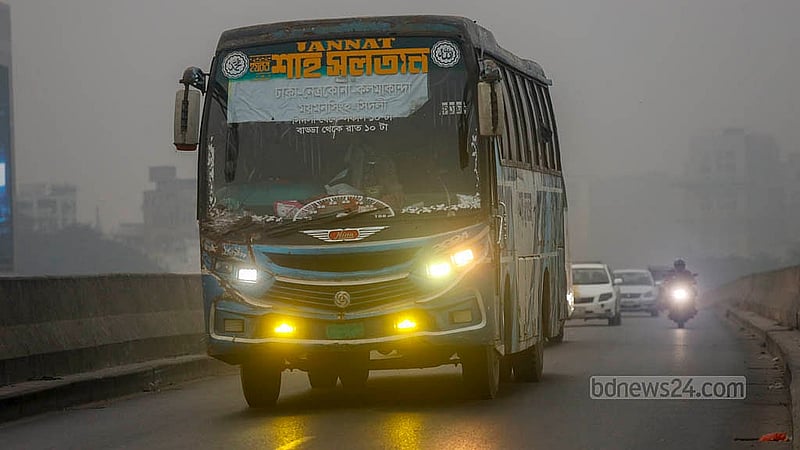 দুপুরেও কুয়াশাচ্ছন্ন ঢাকা। কুয়াশান কারণে কাছের দূরত্বের সবকিছু দেখায় ঝাপসা