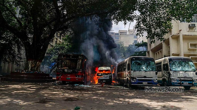 সরকার পতনের এক দফা দাবিতে অসহযোগ আন্দোলনের প্রথম দিন রোববার বেলা সাড়ে ১১টার দিকে শাহবাগে বঙ্গন্ধু শেখ মুজিব মেডিকেল বিশ্ববিদ্যালয়ের ভেতরে কয়েকটি গাড়িতে আগুন দেওয়া হয়। ছবি: মাহমুদ জামান অভি