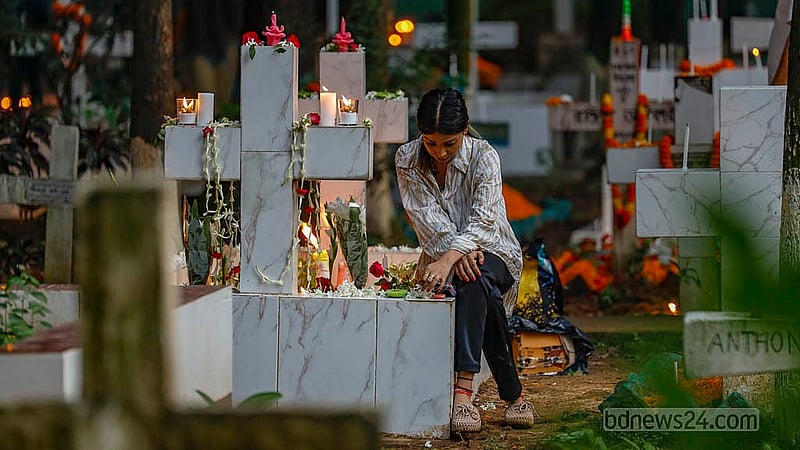 ‘অল সোলস ডেতে’ মৃতদের আত্মার শান্তি কামনায় ঢাকার ওয়ারীতে খ্রিষ্টান সমাধি ক্ষেত্রে প্রার্থনায় এক নারী। ছবি: মাহমুদ জামান অভি