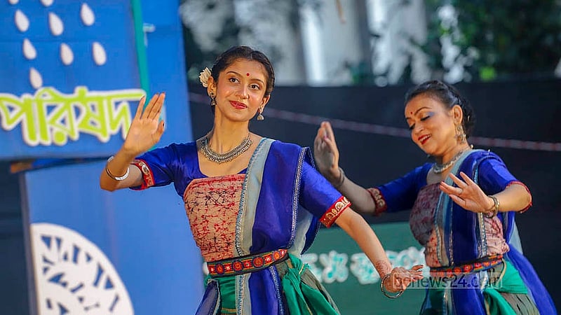 আষাঢ়ের প্রথম দিন রোববার ঢাকা বিশ্ববিদ্যালয়ের চারুকলা অনুষদের বকুলতলায় বর্ষা উৎসবে নৃত্যরত শিল্পীরা।  ছবি: আব্দুল্লাহ আল মমীন
