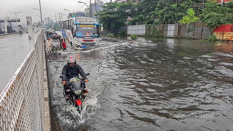 মুষলধারে বৃষ্টিতে শনিবার তলিয়ে গেছে ঢাকা-চট্টগ্রাম মহাসড়ক; যাত্রাবাড়ীর কাজলা এলাকায় জলাবদ্ধতা মাড়িয়েই ঝুঁকি নিয়ে চলাচল করছে যানবাহন। ছবি: আব্দুল্লাহ আল মমীন