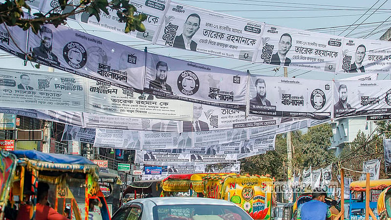 ত্রয়োদশ সংসদ নির্বাচন উপলক্ষে প্রার্থীদের প্রচারের ব্যানার ছেয়ে গেছে ঢাকা ১৭ আসনের ক্যান্টনমেন্ট এলাকার ইসিবি চত্বর থেকে মানিকদি সড়ক। ছবি: আব্দুল্লাহ আল মমীন