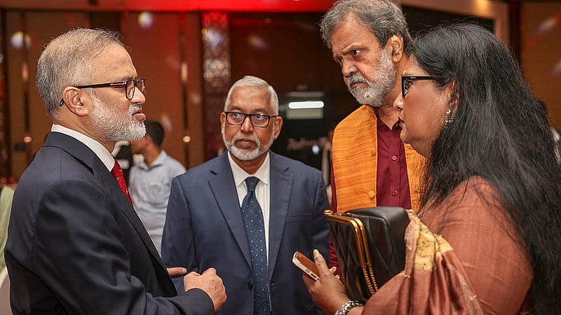 বিডিনিউজ টোয়েন্টিফোর ডটকমের ১৯ বছর পূর্তির অনুষ্ঠানে প্রধান সম্পাদক তৌফিক ইমরোজ খালিদীর সঙ্গে তারিক আনাম খান, নিমা রহমান ও নকীব খান।