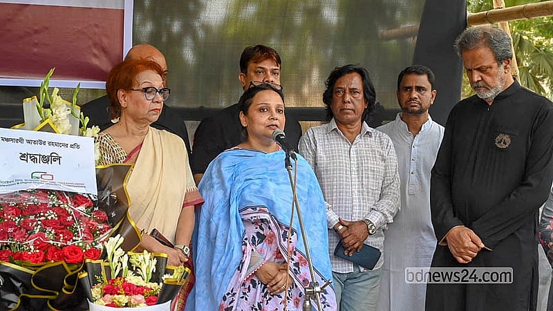 কেন্দ্রীয় শহীদ মিনার প্রাঙ্গণে আতাউর রহমানকে নিয়ে কথা বলেন তার মেয়ে শর্মিষ্ঠা রহমান।