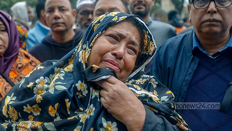 বিএনপি চেয়ারপারসন খালেদা জিয়ার মৃত্যুর খবর শুনে প্রচণ্ড ঠান্ডা উপেক্ষা করে মঙ্গলবার এভারকেয়ার হাসপাতালের সামনে কান্নায় ভেঙে পড়েন এ নারী