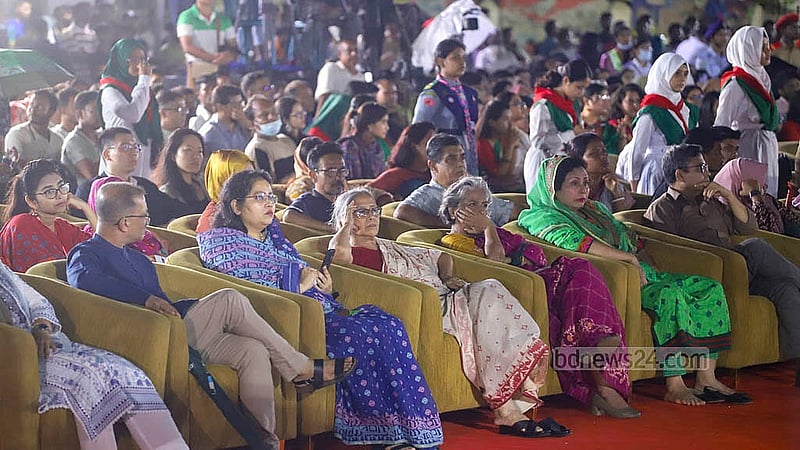 রাজধানীর কেন্দ্রীয় শহীদ মিনার প্রাঙ্গণে সোমবার সংস্কৃতি বিষয়ক মন্ত্রণালয় আয়োজিত জুলাই গণঅভ্যুত্থান স্মরণ-২০২৫ এ অতিথিরা। ছবি: আব্দুল্লাহ আল মমীন