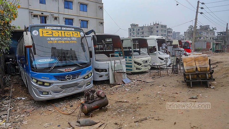 ঈদ সামনে রেখে পুরনো গাড়ি সংস্কার করা ছাড়াও চলছে নতুন গাড়ির তৈরির কাজ। ছবি: আব্দুল্লাহ আল মমীন