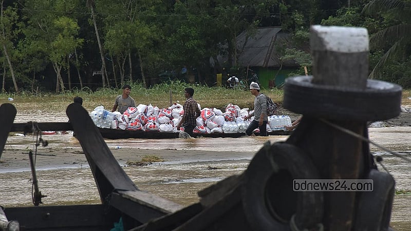 ফেনীর ফাজিলপুরে রোববার বন্যাক্রান্তদের জন্য ত্রাণ নিয়ে ছুটছেন স্বেচ্ছাসেবীরা। ছবি: সুমন বাবু