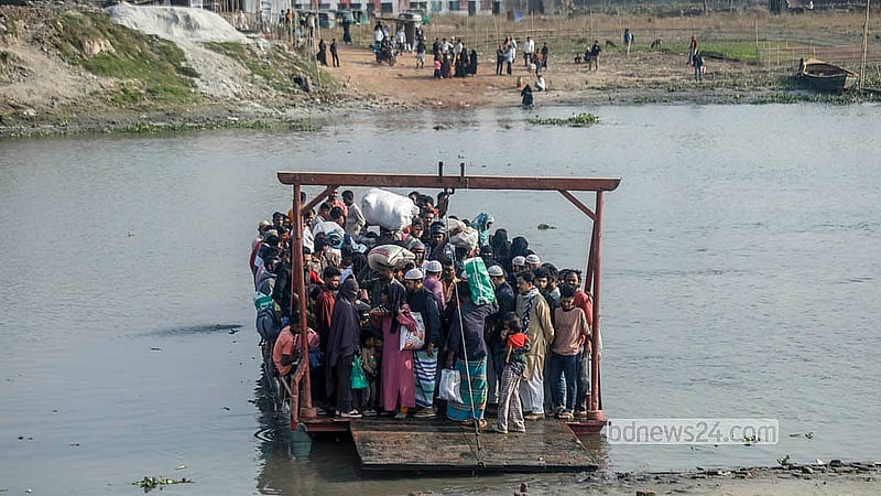 স্থানীয়ভাবে তৈরি ফেরি দিয়ে দক্ষিণ কেরাণীগঞ্জের মোল্লাবাজার এলাকায় ধলেশ্বরী শাখা নদী পার হচ্ছে মানুষ