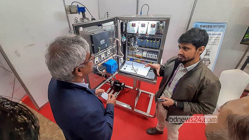 রাজধানীর শাহবাগে শহীদ আবু সাঈদ কনভেনশন সেন্টারে সোমবার থেকে শুরু হওয়া ‘বাংলাদেশ লাইট ইঞ্জিনিয়ারিং এক্সপোতে’ ওষুধ তৈরির সরঞ্জাম প্রদর্শন করা হচ্ছে
