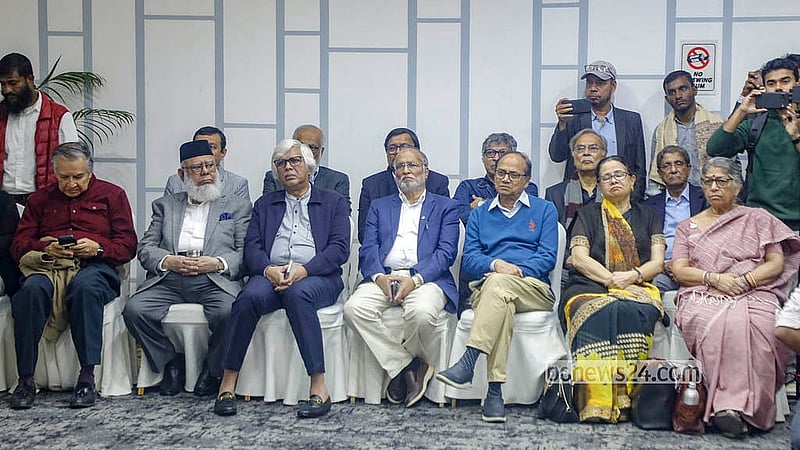 প্রথম আলো ও ডেইলি স্টারে হামলা, ভাঙচুর, লুটপাট ও অগ্নিসংযোগের প্রতিবাদে সংবাদপত্র মালিকদের সংগঠন নোয়াব ও সম্পাদক পরিষদ সোমবার রাজধানীর সোনারগাঁও হোটেলে ‘মব ভায়োলেন্সে আক্রান্ত বাংলাদেশ’ শিরোনামে প্রতিবাদ সভা করেছে। ছবি: আব্দুল্লাহ আল মমীন