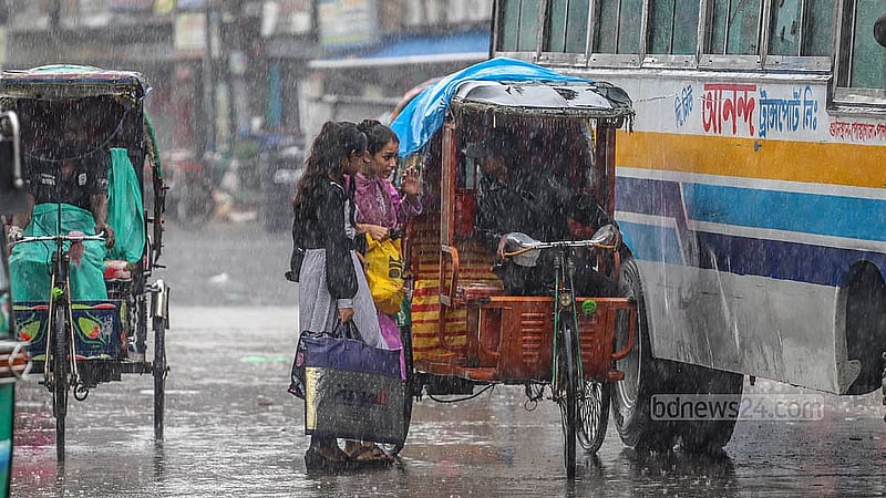 সাগরে গভীর নিম্নচাপের প্রভাবে রাজধানীতে বৃহস্পতিবার দিনভর বৃষ্টিতে ভোগান্তিতে পড়ে মানুষ। জুরাইন এলাকা থেকে তোলা। ছবি: আব্দুল্লাহ আল মমীন
