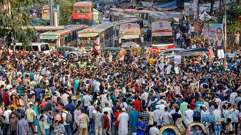 বরিশাল-ভোলা সেতুর দাবিতে শুক্রবার বিকালে শাহবাগ অবরোধ করলে সব ধরনের যানবাহন চলাচল বন্ধ হয়ে যায়