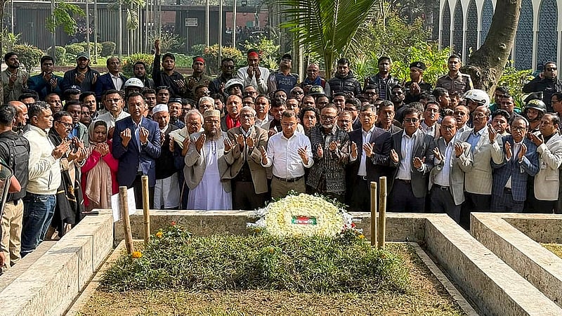 ঢাকা বিশ্ববিদ্যালয়ে শনিবার সকালে ইনকিলাব মঞ্চের আহ্বায়ক ওসমান হাদির কবর জিয়ারত করেন বিএনপির ভারপ্রাপ্ত চেয়ারম্যান তারেক রহমান। এসময় তার সঙ্গে ছিলেন দলের মহাসচিব মির্জা ফখরুল ইসলাম আলমগীর। ছবি: বিএনপি মিডিয়া সেল