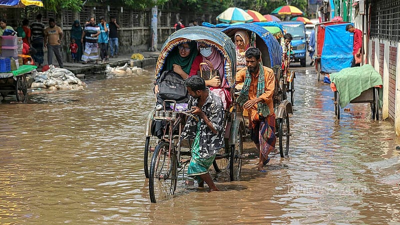 শুক্রবারের বৃষ্টিতে শনিবারও ঢাকার মুগদা এলাকা পানিতে তলিয়ে ছিল।