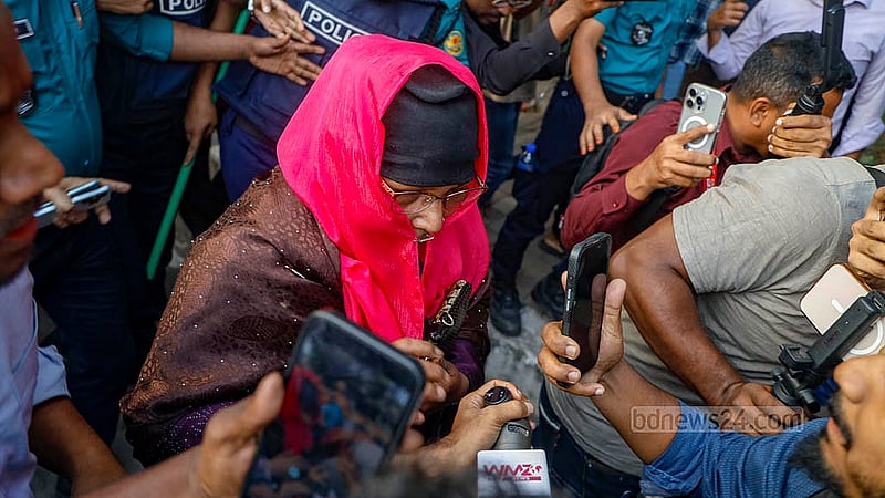 ঢাকার ধানমন্ডি ৩২ নম্বরে বঙ্গবন্ধু শেখ মুজিবুর রহমানের বাড়ির পাশে সড়কে কার্যক্রম নিষিদ্ধ আওয়ামী লীগ সমর্থন করা এক নারী স্লোগান দিলে তাকে ঘিরে ধরে জনতা। পরে পুলিশ তাকে উদ্ধার করে হেফাজতে নেয়