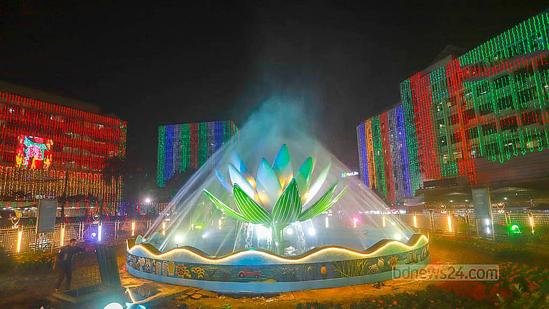 বিজয় দিবস উপলক্ষে মতিঝিলের শাপল চত্বর করা হয়েছে আলোকিত।  ছবি: আব্দুল্লাহ আল মমীন