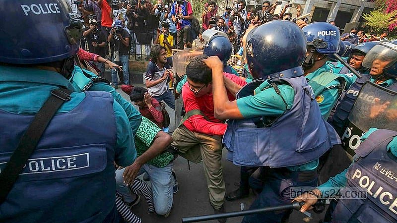 প্রধান উপদেষ্টার দপ্তর অভিমুখে ধর্ষণবিরোধী আন্দোলনকারীদের গণপদযাত্রা পুলিশ আটকে দিলে সেখানে ধস্তাধস্তি হয়।