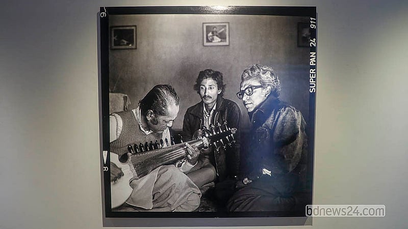 আলোকচিত্রী নাসির আলী মামুনের একক প্রদর্শনী ‘ফটোজিয়াম: লাইফ অফ পোয়েট্রি’ চলছে ঢাকার আলিয়াঁস ফ্রঁসেজে।  ছবি: আব্দুল্লাহ আল মমীন