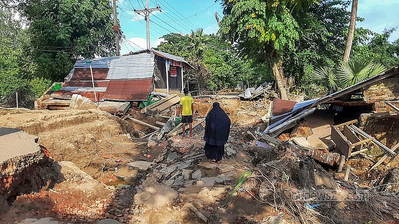 ১ সেপ্টেম্বর ২০২৪: ভয়াল বন্যার পানি নেমে যাওয়ার পর ফেনীর সীমান্তবর্তী উপজেলা পরশুরামের বিভিন্ন ফুটে ওঠে ক্ষয়ক্ষতির ‍চিহ্ন। কাঁচা ও টিনের ঘর ধ্বংস হয়ে যায়, নষ্ট হয় গৃহস্থালি প্রায় সব জিনিসপত্র। ছবি: সুমন বাবু