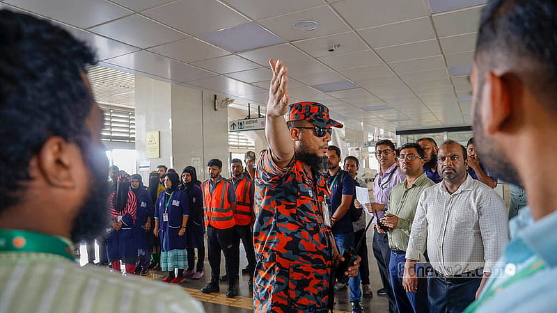 রাজধানীতে মেট্রোরেলের বিজয় সরণি স্টেশনে অগ্নিনির্বাপণ মহড়া শুরুর আগে কর্মীদের করণীয় সম্পর্কে নির্দেশনা দেন  ফায়ার সার্ভিসের এক কর্মকর্তা। ছবি: মাহমুদ জামান অভি