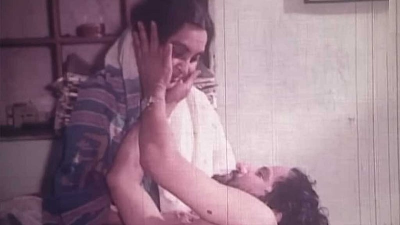 বদিও ঢাকার বাসিন্দা। তবে আত্মগোপনে থাকতে হয় নিরাপত্তার স্বার্থে। একদিন মায়ের সঙ্গে দেখা করতে ধরা পড়ার অবস্থা হয়েছিল। বদির মায়ের চরিত্রে অভিনয় করেছেন দিলারা জামান।
