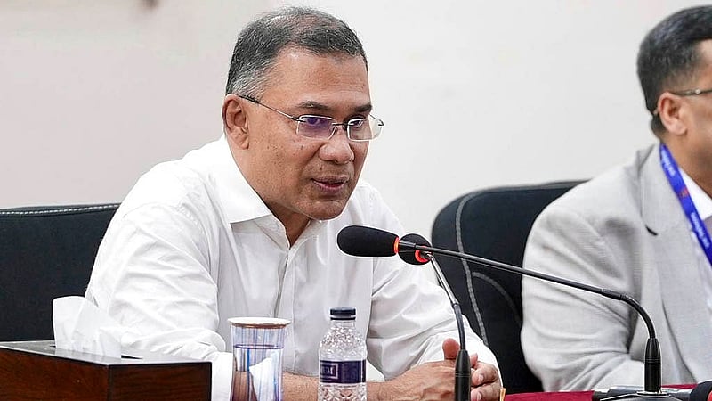 ঢাকা বিশ্ববিদ্যালয়ে মঙ্গলবার অধ্যাপক মোজাফফর আহমদ চৌধুরী অডিটোরিয়ামে শিক্ষার্থীদের সঙ্গে উন্মুক্ত মতবিনিময় করেন প্রধানমন্ত্রী তারেক রহমান। ছবি: পিএমও