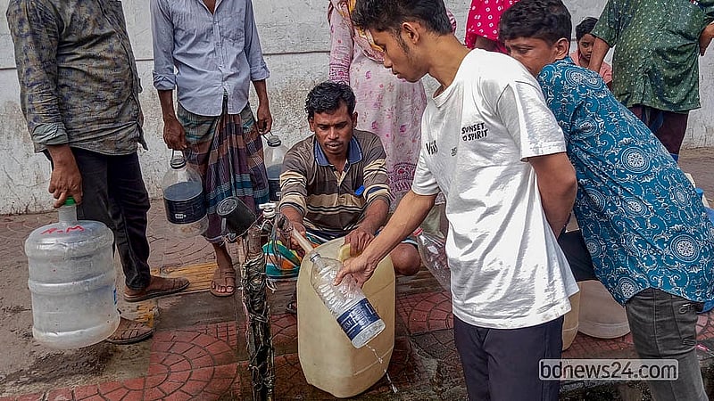 রাজধানীর ইত্তেফাক মোড়ে বঙ্গভবন কলোনির ৫ নম্বর গেইটের সামনে ফুটপাতে থাকা কল থেকে খাবার পানি সংগ্রহে করছেন অনেকেই