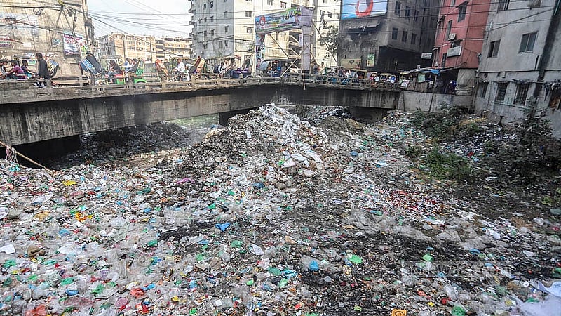 ঢাকার দক্ষিণ কেরানীগঞ্জের কালিগঞ্জ এলাকায় শুভাঢ্যা খালের ওপর জোড়া সেতুর নিচে নেই, আছে শুধু আবর্জনার স্তূপ। কয়েক বছর আগেও এখান দিয়ে চলত নৌকা। ছবি: আব্দুল্লাহ আল মমীন