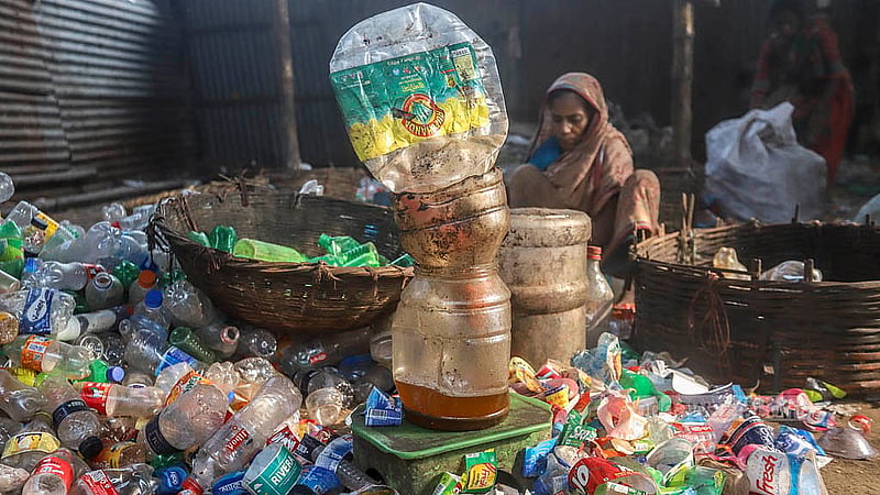 ৯ ডিসেম্বর ২০২৪: বাজারে সয়াবিন তেলের সংকটে ঢাকা লালবাগের বেড়িবাঁধ এলাকায় একটি ভাঙারি দোকানে পরিত্যক্ত বোতল হতে সংগ্রহ করা হচ্ছে সয়াবিন তেল। এসব তেল প্রতি লিটার বিক্রি হয় ৮০-৯০ টাকায়। ছবি: আব্দুল্লাহ আল মমীন