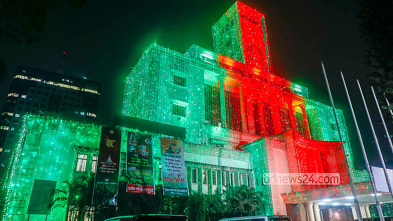 লাল-সবুজ বাতিতে ঝলমল করছে রাজউক ভবন। উপলক্ষ বিজয় দিবস