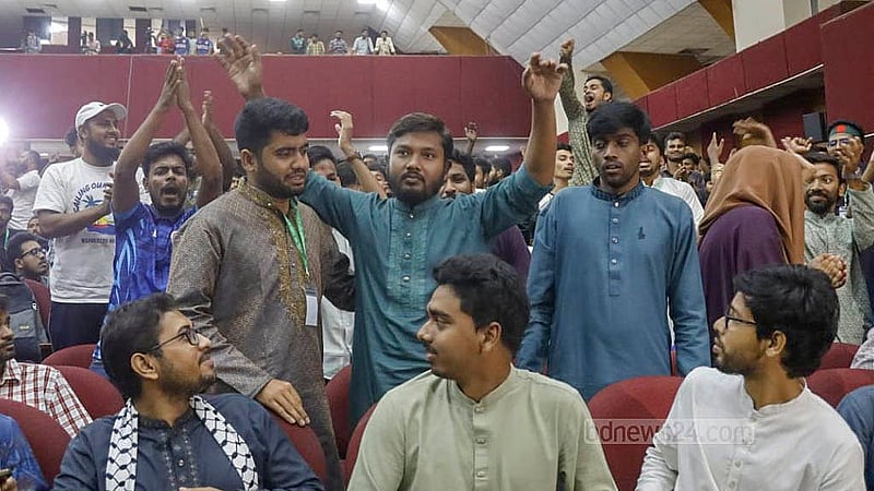 রাজশাহী বিশ্ববিদ্যালয় কেন্দ্রীয় ছাত্র সংসদ নির্বাচনে চুড়ান্ত ফল ঘোষণার পর উল্লসিত বিজয়ী প্রার্থীরা। ছবি: মাহমুদ জামান অভি