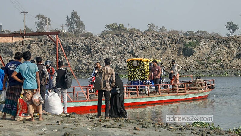 স্থানীয়ভাবে ফেরি দিয়ে কেরাণীগঞ্জের মোল্লাবাজার এলাকায় ধলেশ্বরী শাখা নদী পার হয় মানুষ। অটোরিকশা ও মোটরসাইকেলও পার করা হয় এ ফেরিতে। ভিড় আর ঠেলাঠেলির কারণে ফেরিতে উঠতে প্রায়শই ছোটবড় দুর্ঘটনা ঘটে