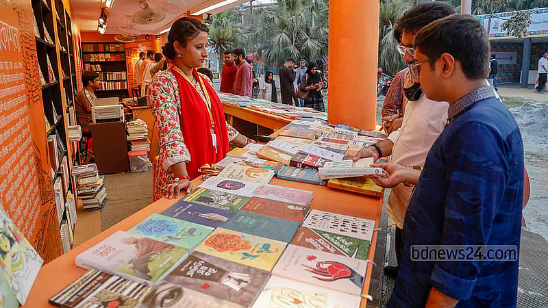 একুশে বইমেলার দ্বিতীয় দিনে বিভিন্ন স্টল ঘুরে দেখেন পাঠক-দর্শনার্থীরা