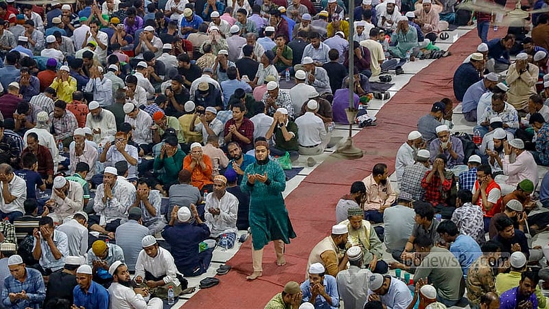 জাতীয় মসজিদ বায়তুল মোকাররমে সোমবার ইফতারের আগে মোনাজাতে শরিক হন মুসল্লিরা