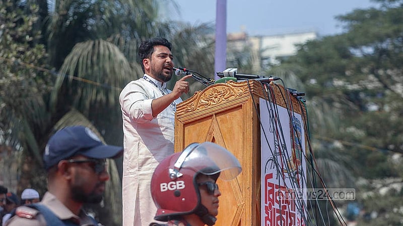 মোহাম্মদপুর কেন্দ্রীয় ঈদগাহ মাঠে সোমবার ১১ দলীয় নির্বাচনি ঐক্য সমর্থিত ঢাকা-১৩ আসনের প্রার্থী মামুনুল হকের সমাবেশে এনসিপির আহ্বায়ক নাহিদ ইসলাম।