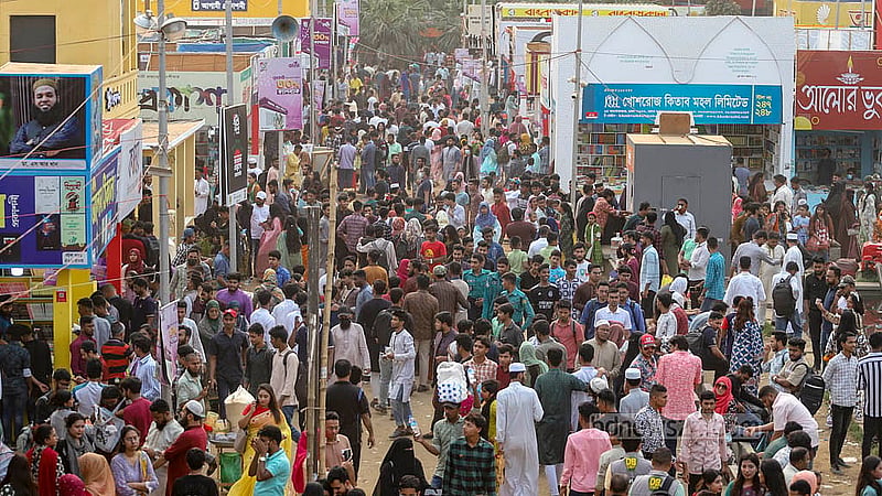 বইমেলার শেষ দিন শুক্রবার দর্শনার্থীদের ভিড় দেখা যায় সোহরাওয়ার্দী উদ্যানে। ছবি: আব্দুল্লাহ আল