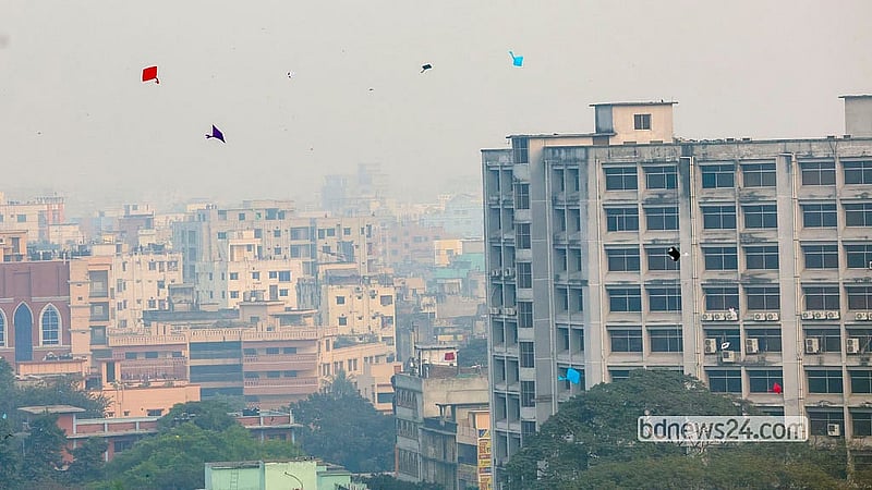 পৌষ মাসের শেষ দিন বুধবার ঐতিহ্যবাহী সাকরাইন উৎসব উপলক্ষে পুরান ঢাকার আকাশে ওড়ে নানা রঙের ঘুড়ি।